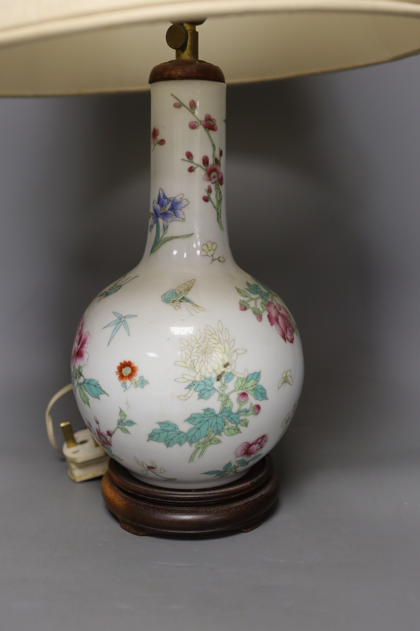 A Chinese table lamp, two Chinese Republic period enamelled porcelain jars, tallest 18.5 cm two brass lion dogs, lamp base 43 cm high (not including light fitting.)